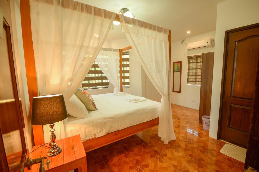Hilltop Pool And Villa Puerto Princesa Exterior foto